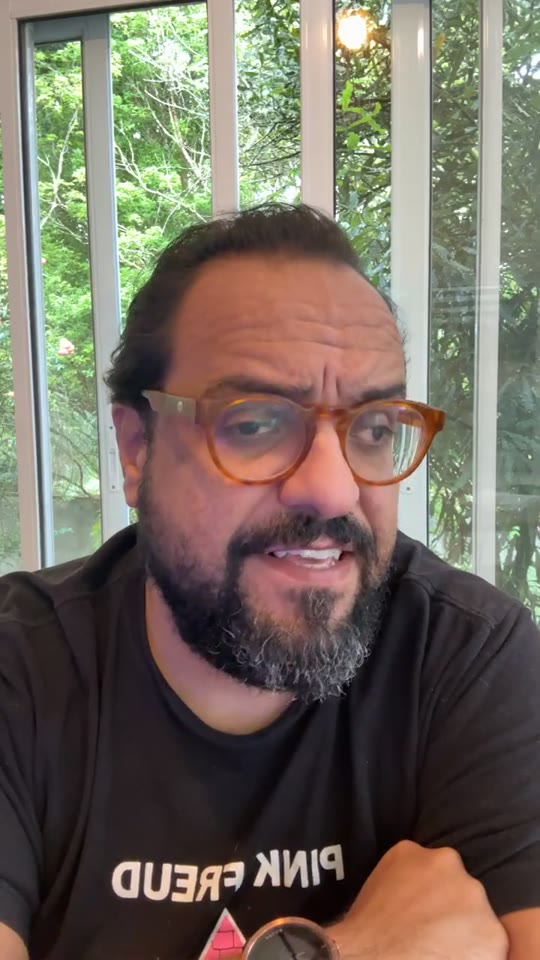 Thiago Kuin respondendo à pergunta na live do Instagram.