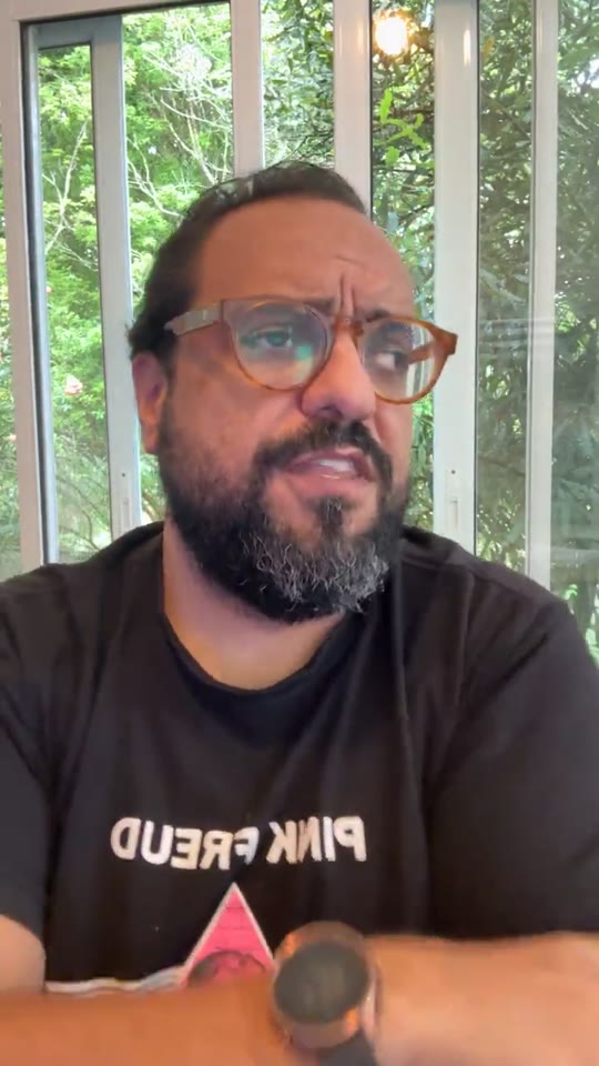 Thiago Kuin respondendo à pergunta na live do Instagram.