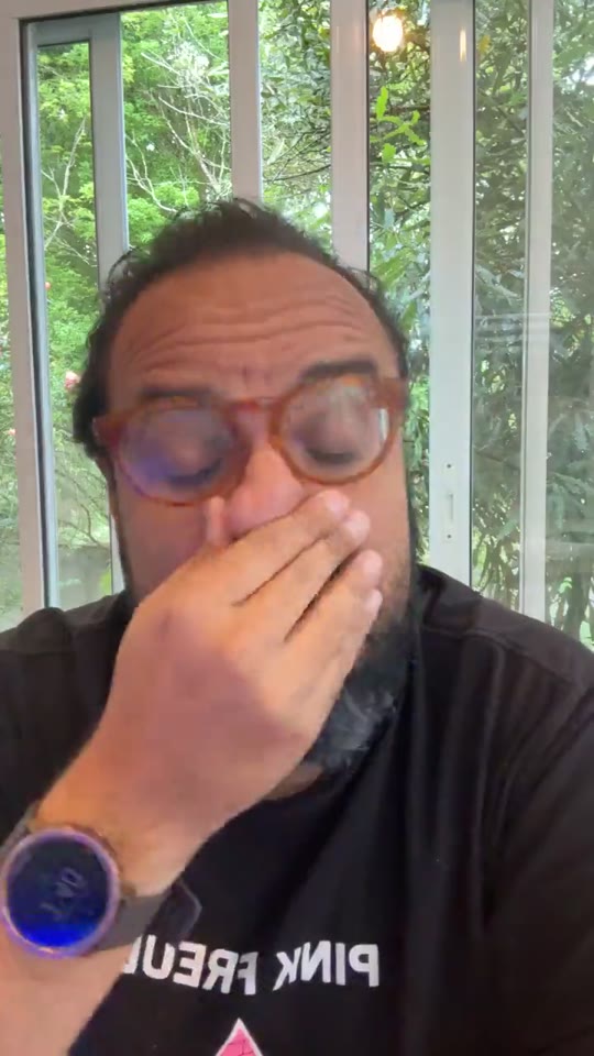 Thiago Kuin respondendo à pergunta na live do Instagram.