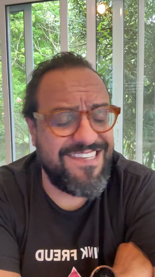 Thiago Kuin respondendo à pergunta na live do Instagram.