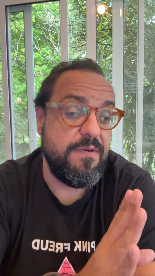Thiago Kuin respondendo à pergunta na live do Instagram.