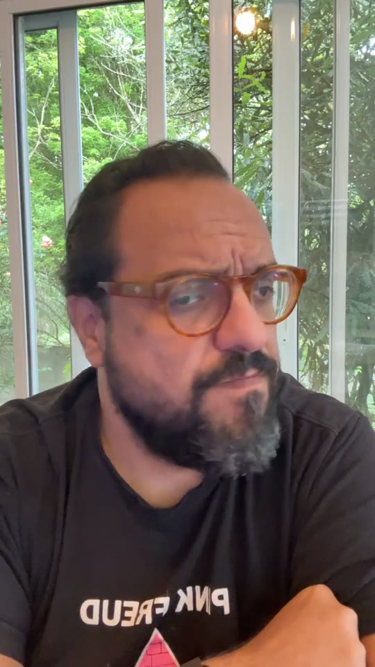 Thiago Kuin respondendo à pergunta na live do Instagram.